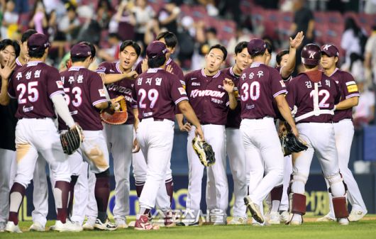 키움 선수들이 10일 서울 잠실구장에서 열린 2025 KBO리그 LG와 경기에서 4-3으로 승리하며 7연패에서 탈출한 뒤 하이파이브를 나누고 있다. 잠실 | 박진업 기자 upandup@sportsseoul.com