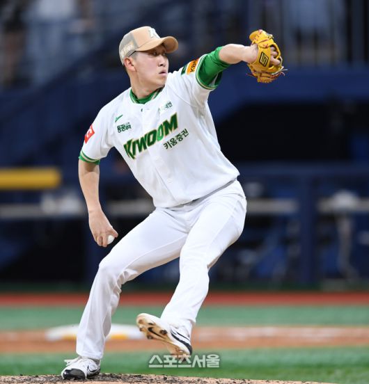 키움 오석주가 27일 서울 고척스카이돔에서 열린 2025 KBO리그 한화와 경기 9회 역투하고 있다. 고척 | 최승섭 기자 thunder@sportsseoul.com