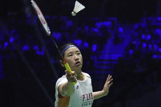 안세영이 18일 중국 선전 아레나에서 열린 대회 여자단식 16강에서 덴마크의 미아 블릭펠트(24위)를 2-0(23-21 21-14)으로 꺾었다. 사진 | AP 연합뉴스