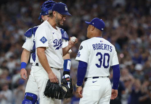 LA 다저스 클레이튼 커쇼(왼쪽)가 20일(한국시간) 미국 캘리포니아주 LA 다저 스타디움에서 열린 2025 메이저리그(ML) 샌프란시스코전에서 5회 1사 후 교체를 위해 올라온 데이브 로버츠 감독을 보며 웃고 있다. 사진 | LA=Imagn Images 연합뉴스