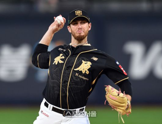 KT 패트릭이 수원 케이티위즈파크에서 열린 2025 KBO리그 LG와의 더블헤더 2차전에 선발 등판해 힘차게 공을 던지고 있다. 수원 | 박진업 기자 upandup@sportsseoul.com