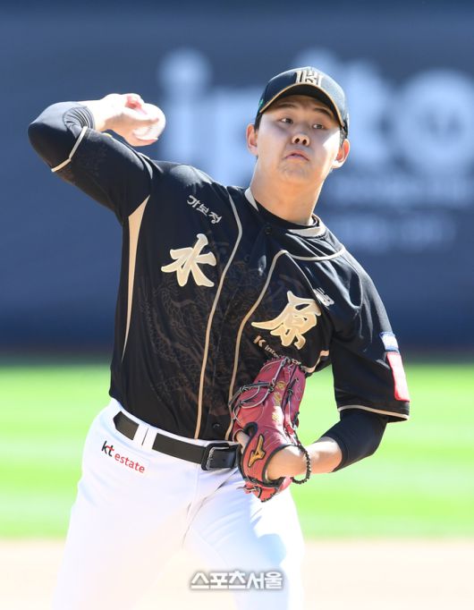KT 소형준이 수원 케이티위즈파크에서 열린 2025 KBO리그 LG와의 더블헤더 1차전에 선발 등판해 힘차게 공을 던지고 있다. 수원 | 박진업 기자 upandup@sportsseoul.com