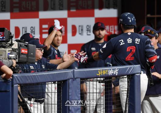 롯데 고승민(오른쪽)이 24일 고척스카이돔에서 열린 2025 KBO리그 키움과 경기 1회초 1사 키움 선발 정현우를 상대로 솔로 홈런을 친 뒤 김태형 감독과 하이파이브를 하고 있다.  고척 | 박진업 기자 upandup@sportsseoul.com