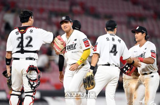 KT 선수들이 2일 수원케이티위즈파크에서 열린 2025 KBO리그 키움과 경기에서 4-2로 승리한 뒤 하이파이브를 나누고 있다.  수원 | 박진업 기자 upandup@sportsseoul.com