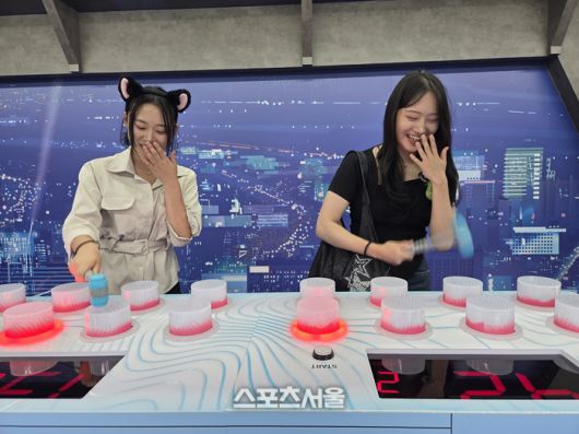 혼문 밖으로 빠져나오려는 악령을 망치로 퇴치하는 두더지 게임도 있다. 용인 | 원성윤 기자 socool@sportsseoul.com