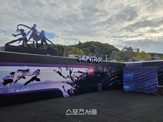 ‘케데헌’ 헌트릭스 체험존 뒤로 에버랜드 티익스프레스가 보인다. 용인 | 원성윤 기자 socool@sportsseoul.com