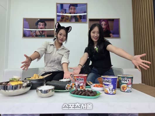 ‘헌트릭스’ 체험존은 영화 속 장면을 그대로 구현했다. 루미, 미라, 조이가 비행기에서 악령을 퇴치하는 장면을 재현했다. 비행기 안에서 김밥, 라면 등을 먹던 신을 기억하는 팬들이라면 충분히 좋아할 만한 곳이다. 용인 | 원성윤 기자 socool@sportsseoul.com