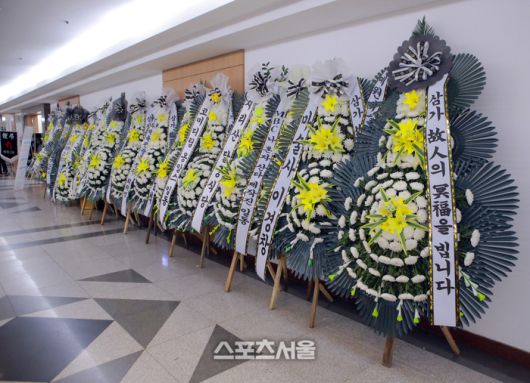 ‘폐 기흉 투병’ 끝에 별세한 코미디언 고(故) 전유성의 빈소가 26일 서울아산병원 장례식장 지하 1층 1호실 마련된 가운데 조화들이 놓여져 있다. 향년 76세.장례는 희극인장으로 치러지며 KBS 일대에서 노제를 치를 예정아. 발인은 28일 일요일 오전 8시 사진= 사진공동취재단