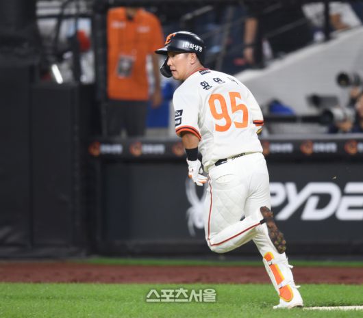 한화 황영묵이 29일 대전 한화생명볼파크에서 열린 2025 KBO리그 LG와 경기 2회말 2사2사 1타점 2루타를 친 후 타구를 바라보고 있다. 대전 | 최승섭기자 thunder@sportsseoul.com