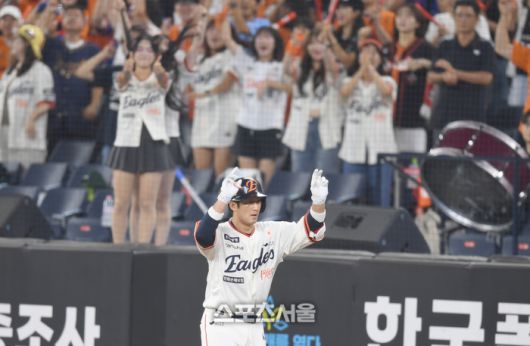 한화 최재훈이 29일 대전 한화생명볼파크에서 열린 2025 KBO리그 LG와 경기 2회말 2사3루 1타점 우전안타를 친 후 세리머니를 하고 있다. 대전 | 최승섭기자 thunder@sportsseoul.com