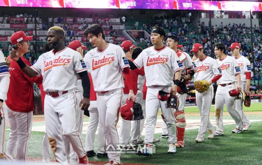 SSG 선수들이 인천SSG랜더스필드에서 열린 2025 KBO리그 삼성과 경기에서 이긴 후 하이파이브 하고 있다. 문학 | 박진업 기자 upandup@sportsseoul.com