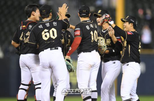 KT 선수들이 11일 서울 잠실구장에서 열린 2025 KBO리그 LG와 경기 후 하이파이브를 하며 승리를 자축하고 있다. 잠실 | 최승섭기자 thunder@sportsseoul.com