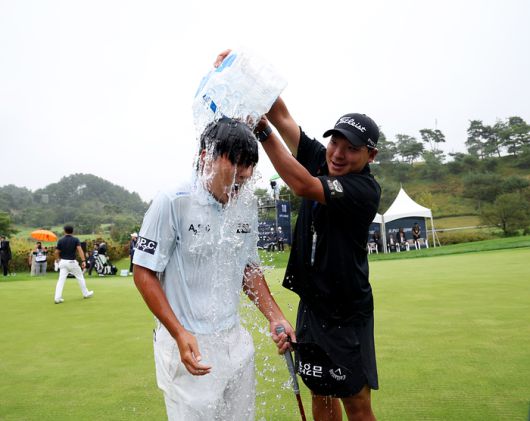 옥태훈이 4일 열린 KPGA 경북오픈 최종 라운드에서 우승을 확정한 후 축하 물세레를 받고 있다. 사진 | KPGA