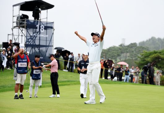 옥태훈이 4일 열린 KPGA 경북오픈 최종 라운드 18번 홀에서 우승 퍼트를 성공한 후 세리머니를 하고 있다. 사진 | KPGA