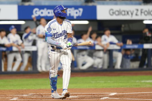 삼성 디아즈가 30일 대구삼성라이온즈파크에서 열린 2025 KBO리그 KIA와 경기에서 1회말 선제 스리런 홈런을 터뜨리고 있다. 역대 외국인 타자 최초로 50홈런을 달성했다. 동시에 KBO 역사상 처음으로 ‘50홈런-150타점’을 달성한 타자가 됐다. 사진 | 삼성 라이온즈