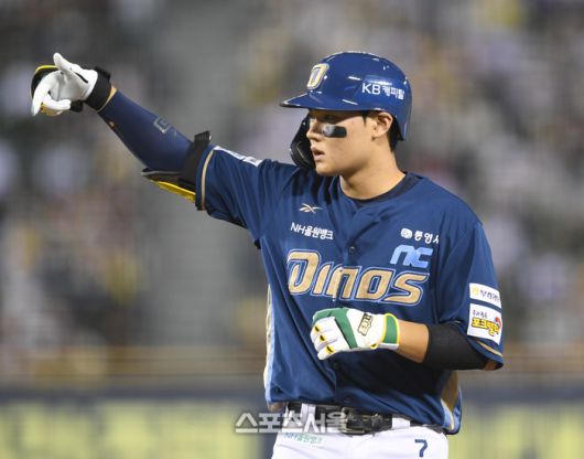 NC 김주원이 1일 서울 잠실구장에서 열린 2025 KBO리그 LG와 경기 3회초 1사 안타를 친 후 세리머리를 하고 있다. 잠실 | 최승섭기자 thunder@sportsseoul.com
