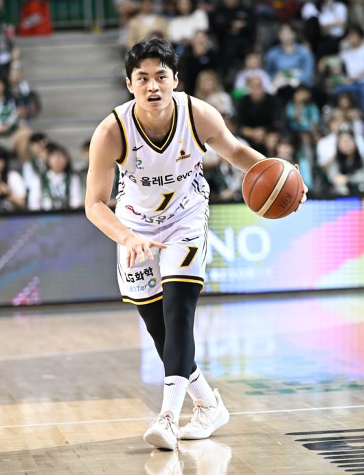 LG 유기상이 5일 강원도 원주시 원주DB프로미아레나에서 열린 2025~26 LG전자 프로농구 정규시즌 DB전에서 리딩하고 있다. 사진 | KBL