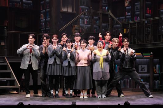 뮤지컬 ‘아몬드’에는 초연의 ‘윤재’ 역 문태유와 ‘곤이(윤이수)’ 역 조환지, ‘도라’ 역 송영미를 제외하고 모두 새로운 얼굴들이 무대에 오르고 있다. 대표적으로 ‘윤재’ 역 윤소호와 김리현, ‘곤이’ 역 김건우와 윤승우, ‘도라’ 역 김이후와 홍산하가 등장해 재연만의 신선한 매력을 선사한다. 사진 | 라이브㈜