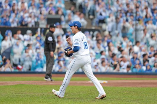 삼성 원태인이 7일 대구삼성라이온즈파크에서 열린 2025 KBO 포스트시즌 와일드카드 결정전 2차전 NC와 경기에서 6회 수비를 마친 후 포효하고 있다. 사진 | 삼성 라이온즈