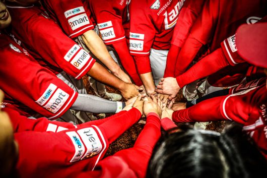 SSG 선수들이 1일 인천SSG랜더스필드에서 열린 2025 KBO리그 한화전에 앞서 파이팅을 외치고 있다. 사진 | SSG 랜더스