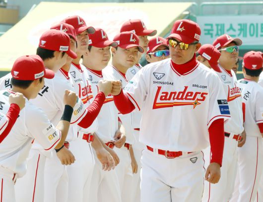 SSG 선수들과 이숭용 감독이 22일 인천SSG랜더스필드에서 열린 2025 KBO리그 두산전에서 파이팅을 외치고 있다. 사진 | SSG 랜더스