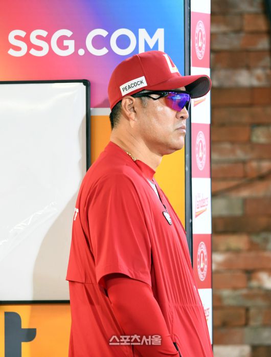 SSG 이숭용 감독이 30일 인천SSG랜더스필드에서 열린 2024 KBO리그 키움과 경기에서 선수들의 플레이를 지켜보고 있다. 인천 | 박진업 기자 upandup@sportsseoul.com