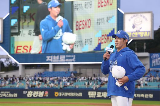 삼성 원태인이 7일 대구삼성라이온즈파크에서 열린 2025 KBO 포스트시즌 와일드카드 결정전 2차전에서 승리한 후 관중들에게 인사하고 있다. 사진 | 삼성 라이온즈