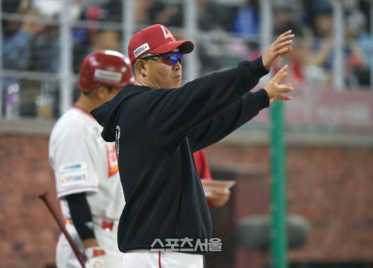 SSG 이숭용 감독이 4일 인천SSG랜더스필드에서 열린 2025 KBO리그 삼성과 경기 도중 작전지시를 하고 있다.  문학 | 최승섭 기자 thunder@sportsseoul.com