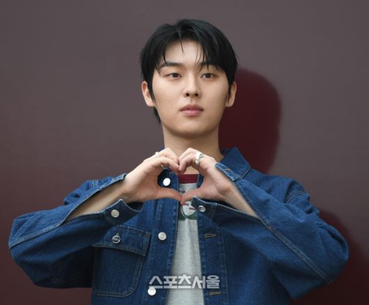 최현욱이 5일 서울 압구정 갤러리아백화점에서 열린 구찌 앙코라 팝업 스토어 오픈 포토콜 행사에서 포즈를 취하고 있다. 사진 | 최승섭 기자 thunder@sportsseoul.com