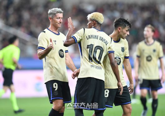 FC바르셀로나의 라민 야말(가운데)이 31일 서울월드컵경기장에서 열린 FC서울과의 친선 경기에서 자신의 두 번째 골을 넣고 레반도프스크아 하이파이브를 하고 있다. 2025. 7. 31. 박진업 기자 upandup@sportsseoul.com
