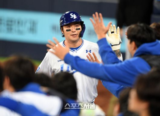 삼성 박병호가 25일 대구삼성라이온즈파크에서 열린 2024 KBO리그 KIA와 한국시리즈 3차전 7회말 무사 김헌곤에 이어 연속 타자 홈런을 친 뒤 동료들과 하이파이브를 나누고 있다. 대구 | 박진업 기자 upandup@sportsseoul.com