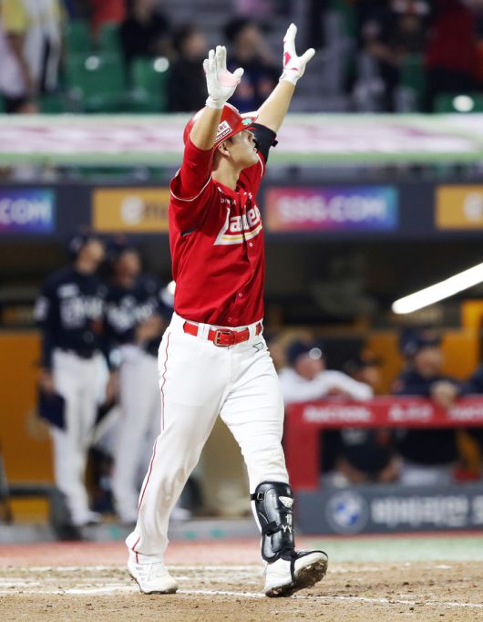 SSG 이율예가 1일 인천SSG랜더스필드에서 열린 2025 KBO리그 한화전에서 끝내기 홈런을 터뜨린 뒤 타구를 바라보고 있다. 사진 | SSG 랜더스