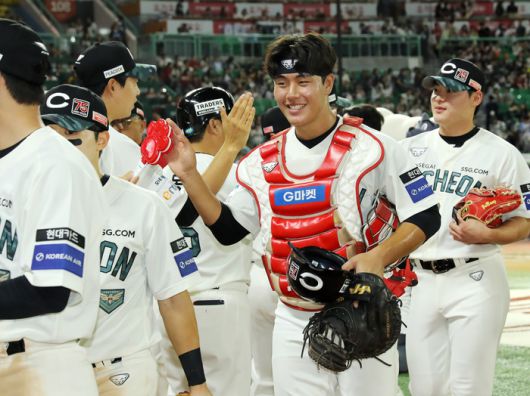 SSG 이율예가 20일 인천SSG랜더스필드에서 열린 2025 KBO리그 두산전에서15-2로 승리한 뒤 동료들과 하이파이브를 나누고 있다. 사진 | SSG 랜더스