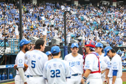 삼성 선수들이 7일 대구삼성라이온즈파크에서 열린 2025 KBO 포스트시즌 와일드카드 결정전 1차전에 앞서 이야기를 나누고 있다. 사진 | 삼성 라이온즈