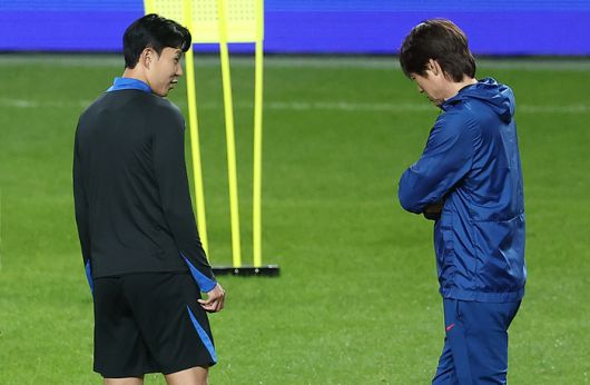 손흥민(왼쪽)과 홍명보 감독이 9일 서울월드컵경기장에서 공식 훈련을 하며 대화하고 있다. 사진 | 연합뉴스