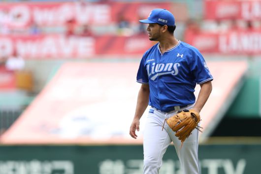 삼성 가라비토가 11일 인천SSG랜더스필드에서 열린 2025 KBO 준플레이오프 2차전 SSG와 경기에 선발 등판해 이닝을 마친 후 더그아웃으로 향하고 있다. 사진 | 삼성 라이온즈