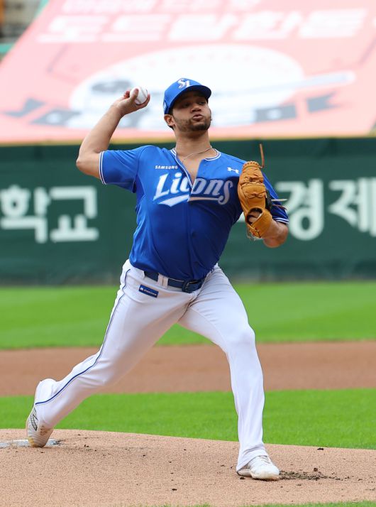 삼성 가라비토가 11일 인천SSG랜더스필드에서 열린 2025 KBO 준플레이오프 2차전 SSG와 경기에 선발 등판해 역투하고 있다. 사진 | 문학=연합뉴스