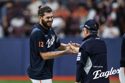 한화 폰세(왼쪽)가 고척스카이돔에서 열린 2025 KBO리그 키움전 승리 후 김경문 감독과 하이파이브 하고 있다. 사진 | 한화 이글스