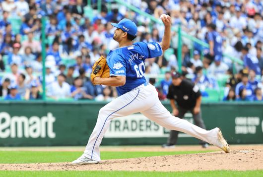 삼성 가라비토가 11일 인천SSG랜더스필드에서 열린 2025 KBO 준플레이오프 2차전 SSG와 경기에 선발 등판해 역투하고 있다. 사진 | 문학=연합뉴스