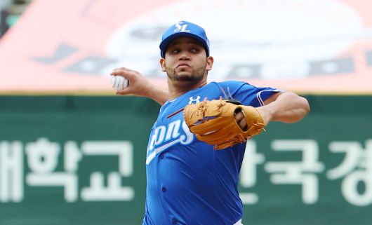 삼성 가라비토가 11일 인천SSG랜더스필드에서 열린 2025 KBO 준플레이오프 2차전 SSG와 경기에 선발 등판해 역투하고 있다. 사진 | 문학=연합뉴스