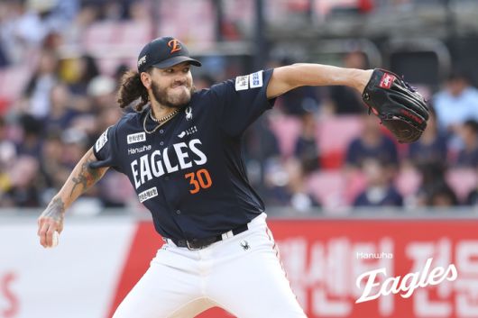 한화 폰세가 수원케이티위즈파크에서 열린 2025 KBO리그 정규시즌 KT전에서 역투하고 있다. 사진 | 한화 이글스