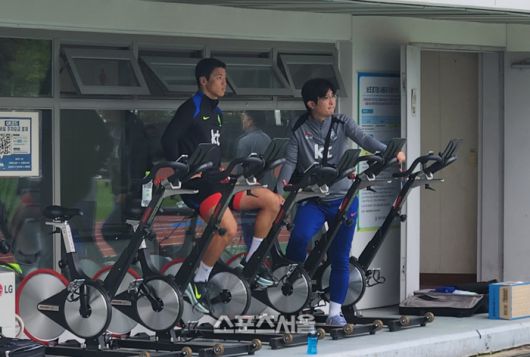 축구대표팀 공격수 황희찬이 12일 고양종합운동장 보조구장에서 이틀 뒤 열리는 파라과이전(서울월드컵경기장) 대비 훈련에 참가해 자전거를 타며 동료를 바라보고 있다. 사진 | 고양=김용일 기자