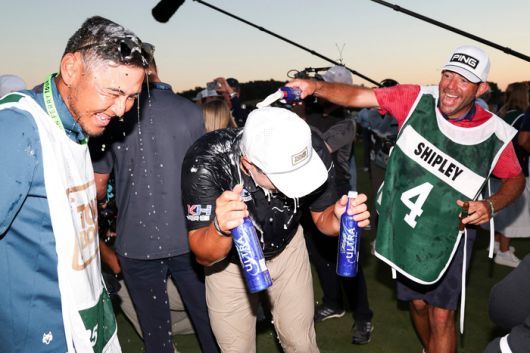 이승택(가운데)이 13일(한국시간) 프렌치 릭 리조트에서 열린 콘페리투어 최종전 투어 챔피언십 종료 후 PGA투어 입성을 확정하자 동료들에게 축하를 받고 있다. 사진 | AFP 연합뉴스