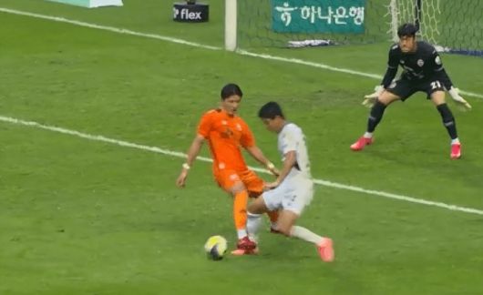 전북 전진우의 발목이 제주 장민규의 발에 걸리는 모습.캡쳐 | 쿠팡플레이 중계화면