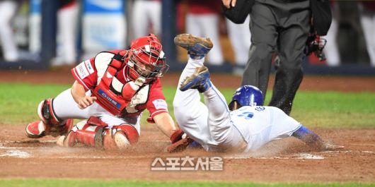 삼성 김성윤(오른쪽)이 14일 대구 삼성라이온즈파크에서 열린 2025 KBO리그 SSG와 준PO 4차전 6회말 무사 1-2루 디아즈의 안타에 2루에서 홈으로 파고들어 득점을 하고 있다. 대구 | 박진업 기자 upandup@sportsseoul.com