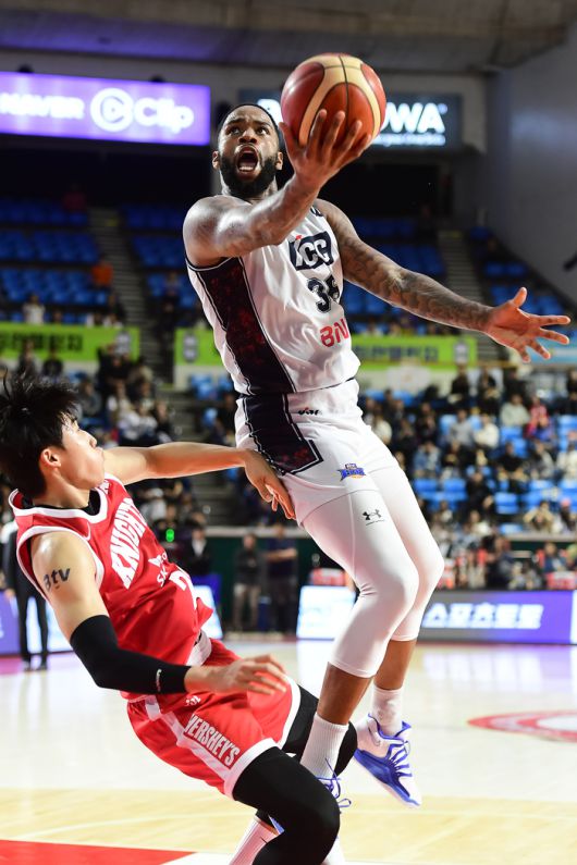 부산 KCC 숀 롱이 13일 잠실학생체육관에서 열린 2025~2026 LG전자 프로농구 정규리그 서울 SK전에서 골밑슛을 던지고 있다. 사진 | KBL