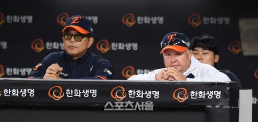 한화 김경문 감독이 대전 한화생명볼파크에서 열린 2025 KBO리그 LG와 경기를 지켜보고 있다. 대전 | 최승섭기자 thunder@sportsseoul.com