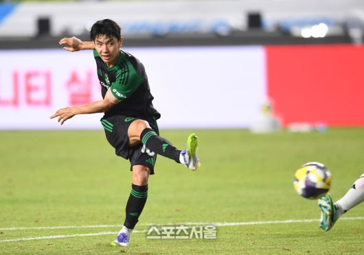 팀K리그의 전진우가 30일 수원월드컵경기장에서 열린 2025 쿠팡플레이시리즈 뉴캐슬 유나이티드FC와의 친선경기에서 슛을 하고 있다. 2025. 7. 30. 수원 | 박진업 기자 upandup@sportsseoul.com