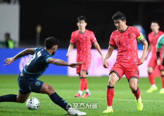 김민재가 14일 서울월드컵경기장에서 열린 남자 축구 국가대표 평가전 파라과이와 경기에서 패스를 하고 있다. 2025. 10. 14.최승섭기자 thunder@sportsseoul.com