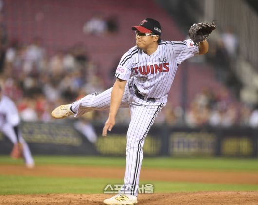 LG 이지강이 12일 서울 잠실구장에서 열린 2025 KBO리그 SSG와 경기 7회 역투하고 있다. 잠실 | 최승섭기자 thunder@sportsseoul.com